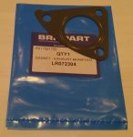 LR072304 BRITPART Прокладка выпускного коллектора D4 3,0L