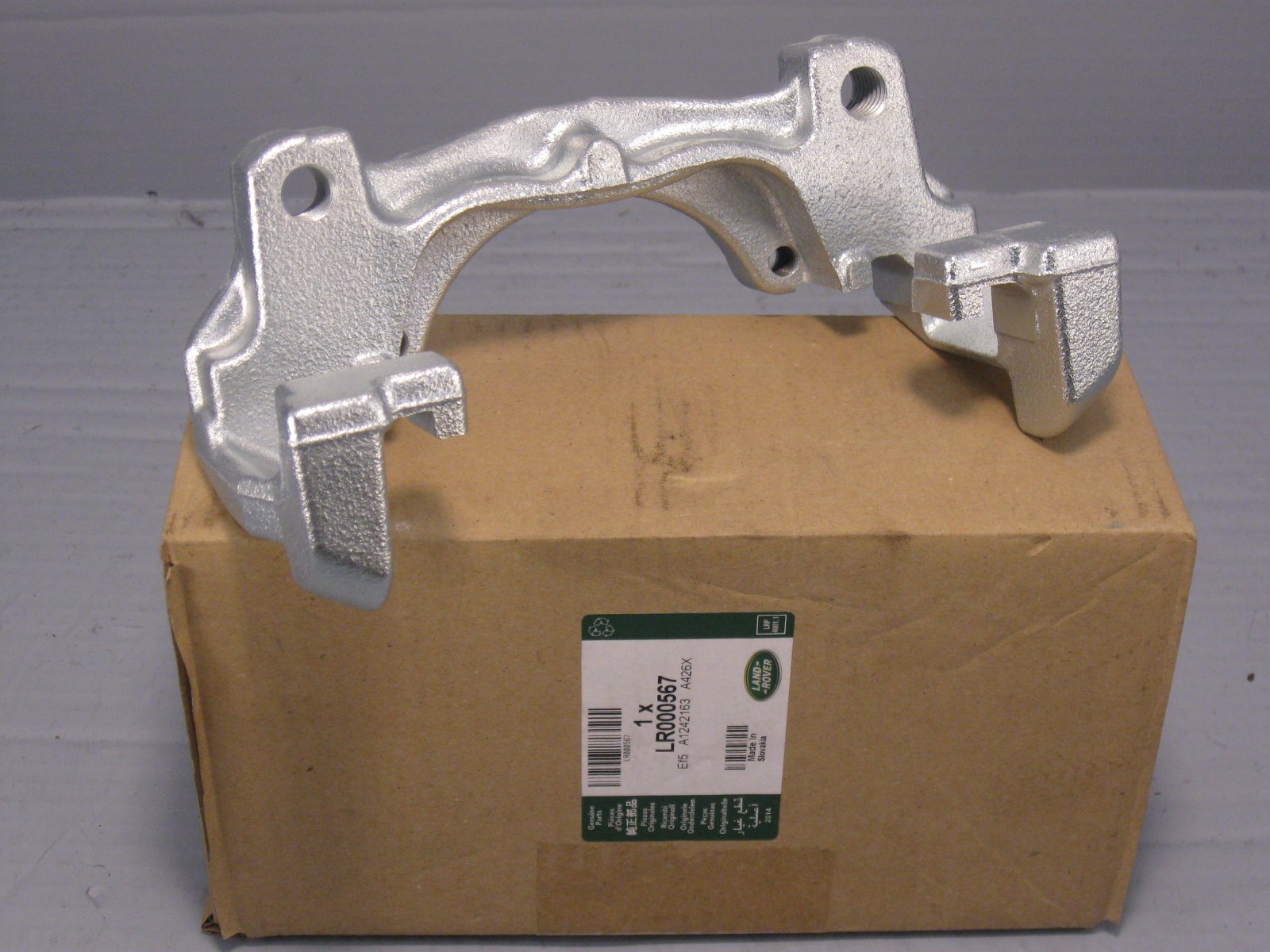 LR000567 LAND ROVER Скоба переднего суппорта FR2