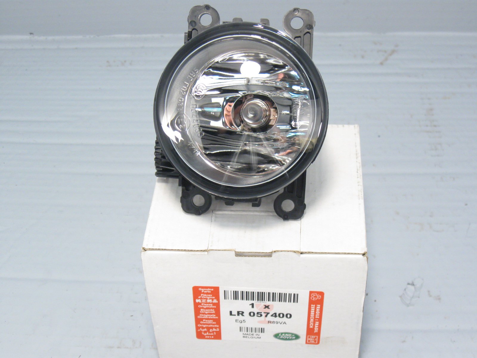 LR057400 LAND ROVER Фара галогенная в бампер D4/FR2/NRR2/RRS2