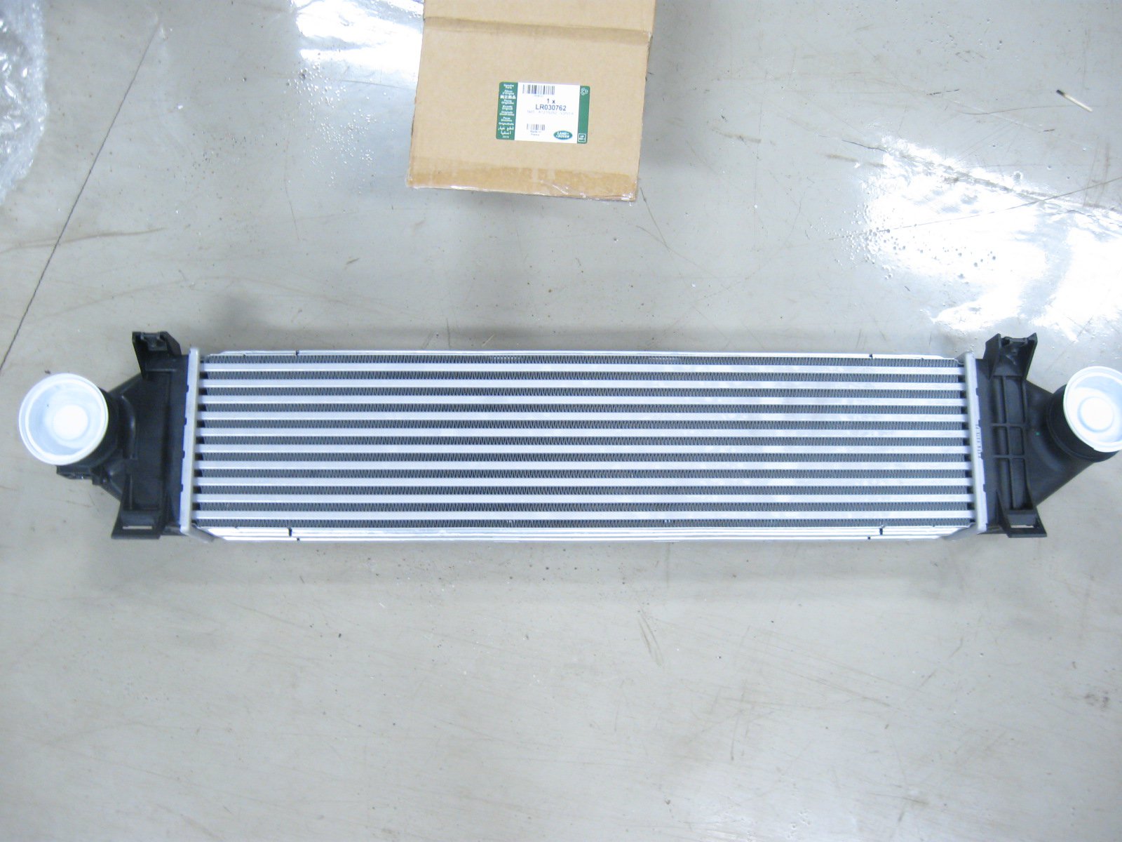 LR030762 LAND ROVER Радиатор интеркулера FR2 2.2D c 2011-