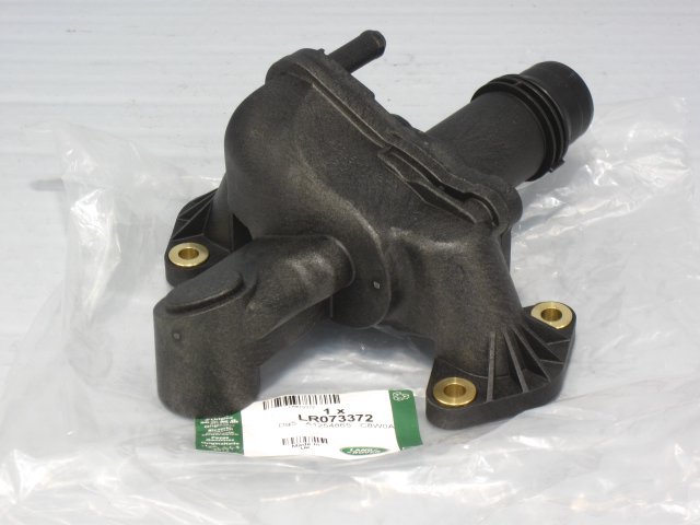 LR073372 GREEN OVAL Коннектор водяной выпускной 2,7D/3.0D