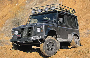 "Tomb Raider" LR под названием 90 Defender: редкая и хорошо оснащенная спец версия авто
