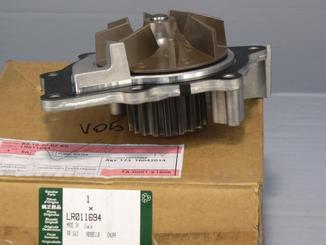 LR011694 LAND ROVER Помпа водяная FR2 2.2