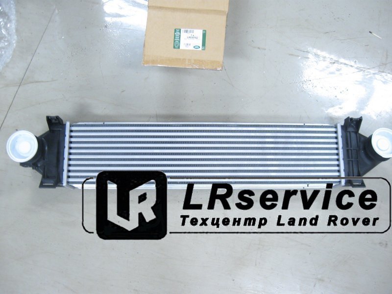 LR030762 LAND ROVER Радиатор интеркулера FR2 2.2D c 2011-