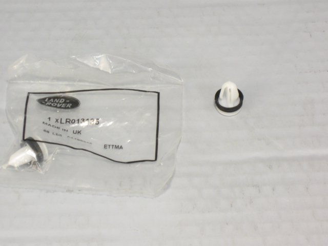 LR013135 AVERS Пистон обшивки двери RRN/FR2/EVOQUE