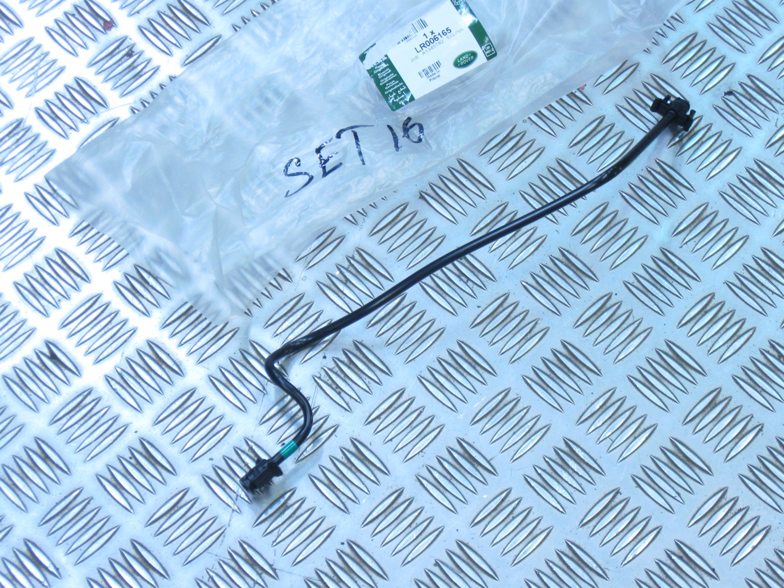LR006165 LAND ROVER Патрубок охлаждения (от расшир. бачка к радиатору) FR2 3.2