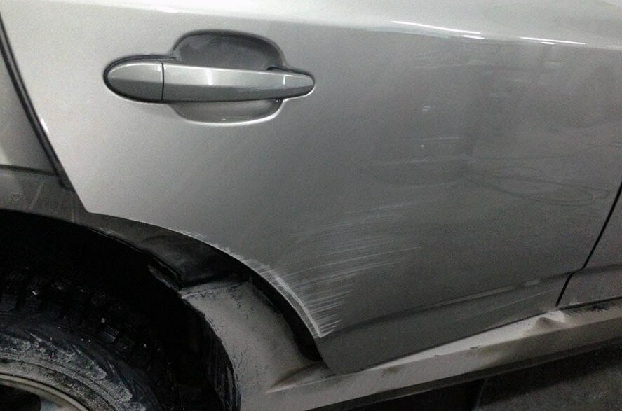Крупные царапины на кузове автомобиля