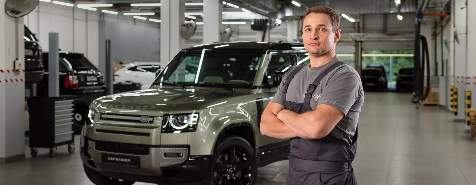 Механик сервиса Land Rover